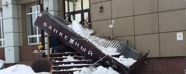 В Новосибирске на двух женщин рухнул козырек над входом в ресторан